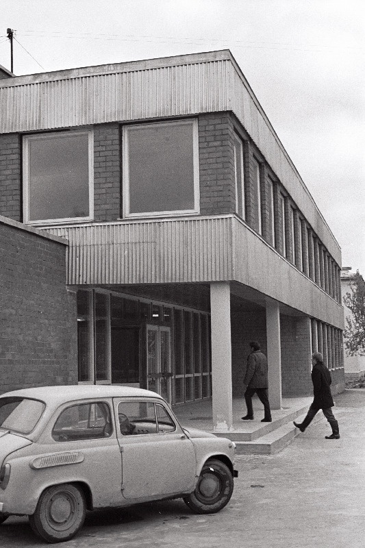 Vaade uuele teenindusmajale Narvas.