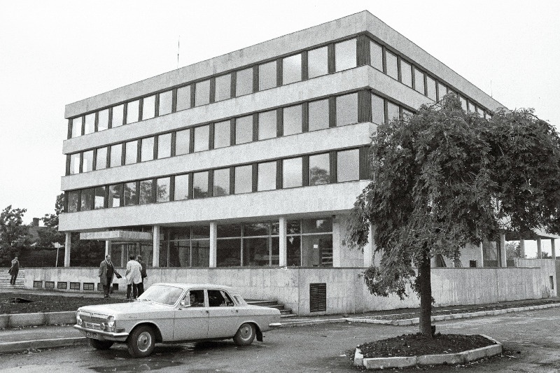 Vaade uuele administratiivhoonele Raplas.