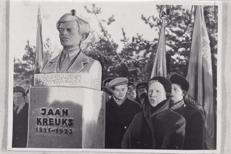 Revolutsionäär Jaan Kreuksi hauasamba avamisel Rahumäe kalmistul kõneleb Jaan Kreuksi kaasvõitleja Alma Vaarman.