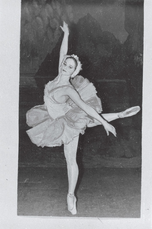 Stseen P. Tšaikovski balletist Luikede järv RAT Estonias. Odette - Tiiu Randviir.