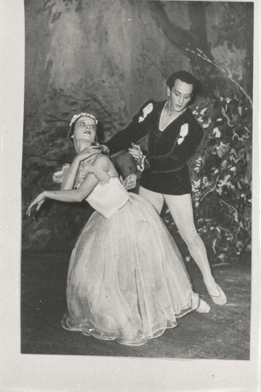 Stseen A. Adami balletist Giselle RAT Estonias. Giselle - Helmi Puur, Albert - Uno Puusaag.