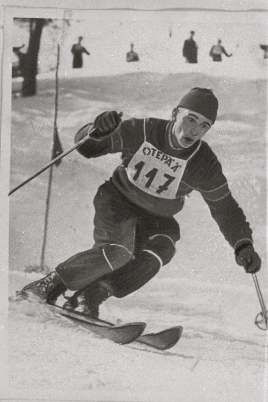 Eesti NSV tugevamate suusatajate võistlustel slaalomis esimeseks tulnud J. Teder.