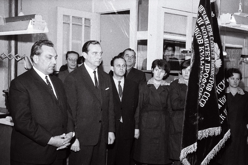 Trükikoja Kommunist kollektiivile üleliidulise rändpunalipu üleandmisel kõneleb üleliidulise kirjastuskomitee osakonnajuhataja G. Šuško (vasakul).