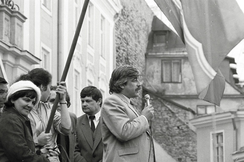 Eesti Vabariigi Ülemnõukogu saadik Vladimir Lebedev kõneleb interliikumisest osavõtjate miitingul.