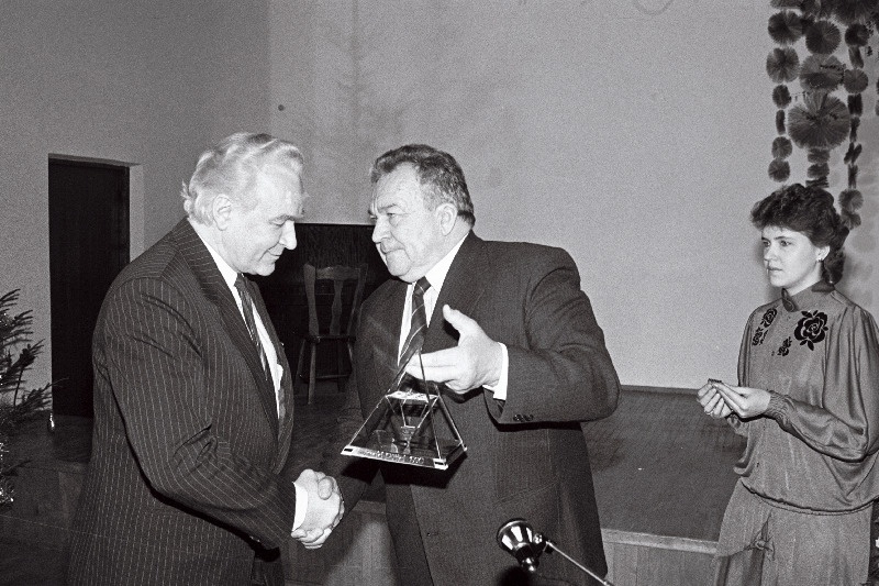 Aravete ühismajandi esimees Alar Ainumäe annab Ülemnõukogu esimehele Arnold Rüütlile üle Isamaa Vaimujõu Fondi auhinna.