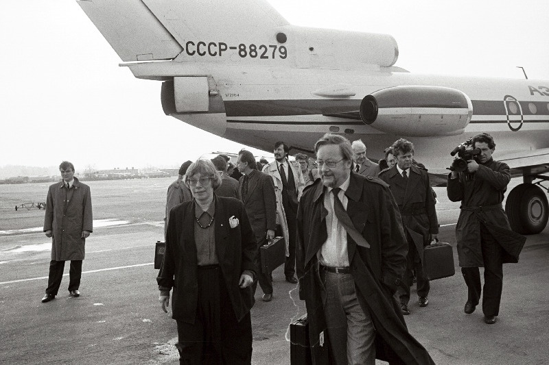 Leedu Vabariigi Ülemnõukogu esimees Vytautas Landsbergis Tallinna lennuväljal. Tema kõrval Eesti Vabariigi Ülemnõukogu juhataja asetäitja asespiiker Marju Lauristin.