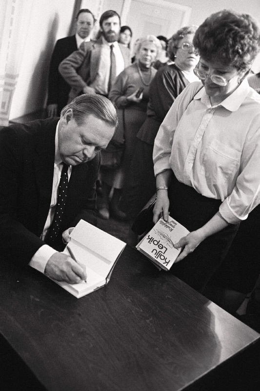 Rootsis elav eesti luuletaja Kalju Lepik annab oma 70. sünnipäeval autogramme Eesti Draamateatris.