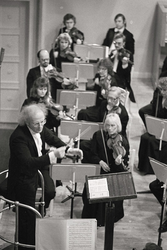 Eesti Riiklikku Sümfooniaorkestrit juhatab Saksamaa Liitvabariigi organist ja dirigent Leo Krämer.