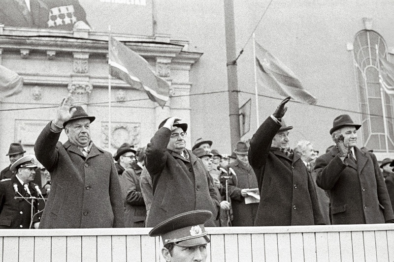 Maidemonstratsioonist osavõtjaid tervitavad vabariigi valitsuse ja partei juhtivad töötajad. Vasakult 1. EKP Keskkomitee esimene sekretär K.Vaino, 2. ENSV Ülemnõukogu Presiidiumi esimees J.Käbin, 3. ENSV Ametiühingute Nõukogu esimees L.Lentsman.