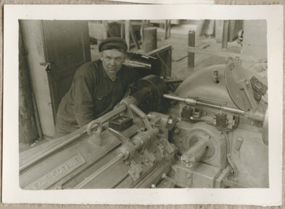 A. M. Lutheri vabriku sisevaade - töötaja tootmisseadme juures  duplicate photo