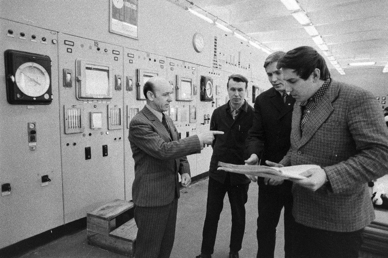 V. I. Lenini nim Kohtla-Järve Põlevkivi töötlemise Kombinaadi lämmastikväetise tehase peainseneri asetäitja, Nõukogude Eesti preemia laureaat Stanislav Basnev (paremalt), vanemoperaator Ilmar Mikiver, tsehhiülema asetäitja Nõukogude Eesti  preemia laureaat Tõnis Puusepp ja vahetusülem Jüri Leitsma peapuldiruumis nõu pidamas.