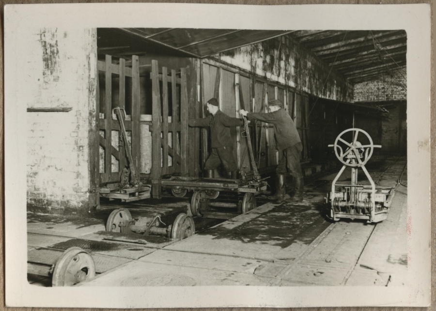 A. M. Lutheri vabriku sisevaade - materjalide transportimine