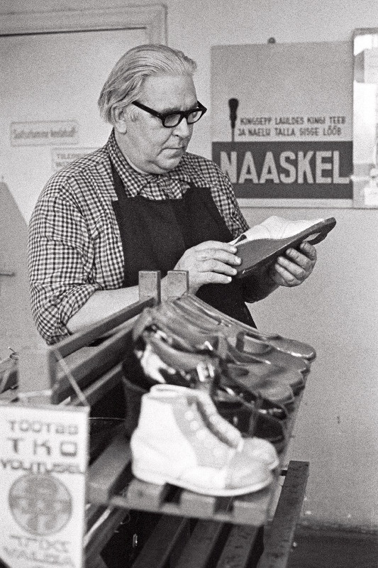 Teeninduskombinaadi "Valga" kauaaegne kingsepp August Kallas.