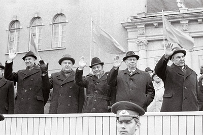 Maidemonstratsioonist osavõtjaid tervitavad vabariigi valitsuse ja partei juhtivad töötajad. Vasakult 3. EKP Keskkomitee sekretär V. Väljas, 4. EKP Keskkomitee teine sekretär K. Lebedev, 5. ENSV Ministrite Nõukogu esimees V. Klauson.  similar photo
