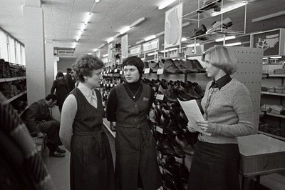 Haapsalu kaubamaja meestekaupade sektsiooni müüjad (vasakult) Laine Põldma, Varja Hunt ja Ly Kuusemäe nõu pidamas.  similar photo