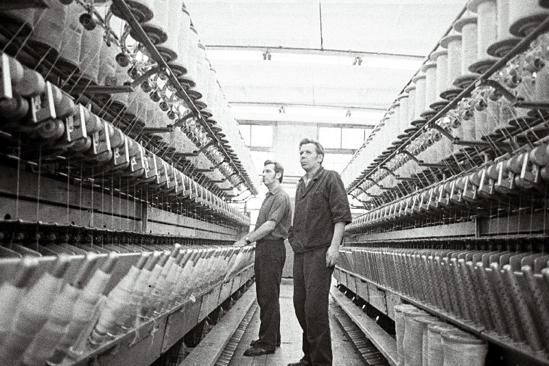 Pärnu Linakombinaadi ketrusjaoskonna meistriabid Jaan Blank (vasakul) ja Viljo Tuhkanen Kostroma tekstiilimasinate tehasest saadud ketrusmasinaid monteerimas.