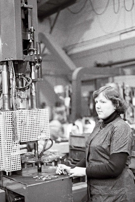 NSV Liidu Ülemnõukogu saadikukandidaat, koondise "Norma" plastmassivalaja Reet Serva töötamas.