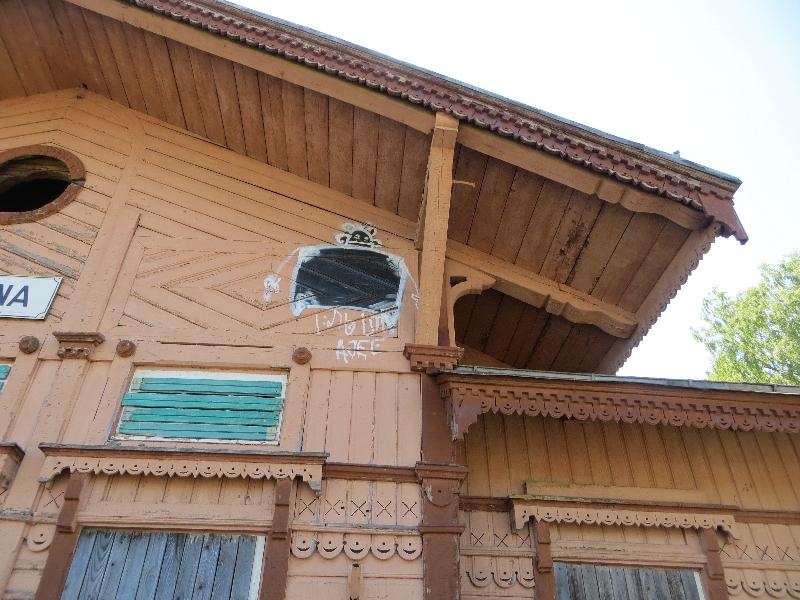 Kadrina raudteejaam. Puitornament.
