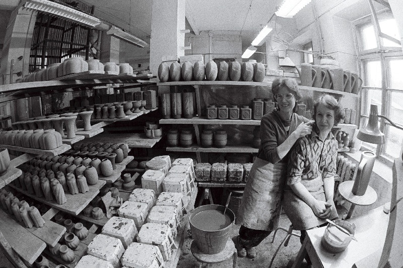 Kunstitoodete kombinaadi "Ars" Tartu osakonna keraamikaateljee viimistlejad Silvia Vislap (vasakul) ja Silvi Johanson.