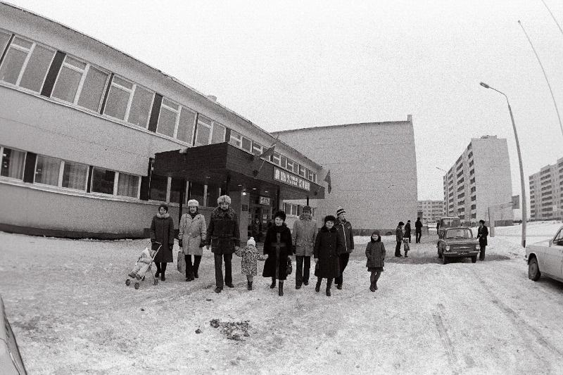 Lasnamäelased ENSV Ülemnõukogu Tallinna 12. keskkoolis asuvast valimisjaoskonnast väljumas.