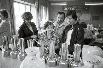 Saksa DV Schwerini ringkonnast sõprusrongiga saabunud Schwerini plastmassitehase töötajad tehases "Estoplast". Vasakult: Petra Bremer, Helju Salbin, Karl-Heinz Brummer ja Ursula Richter.  similar photo