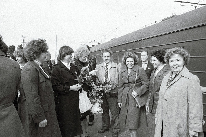 V. Klementi nim. Õmblustootmiskoondise esindajad võtavad Balti jaamas vastu Saksa DV Schwerini ringkonnast sõprusrongiga saabunud ametikaaslasi Wittenberge õmblusvabrikust.