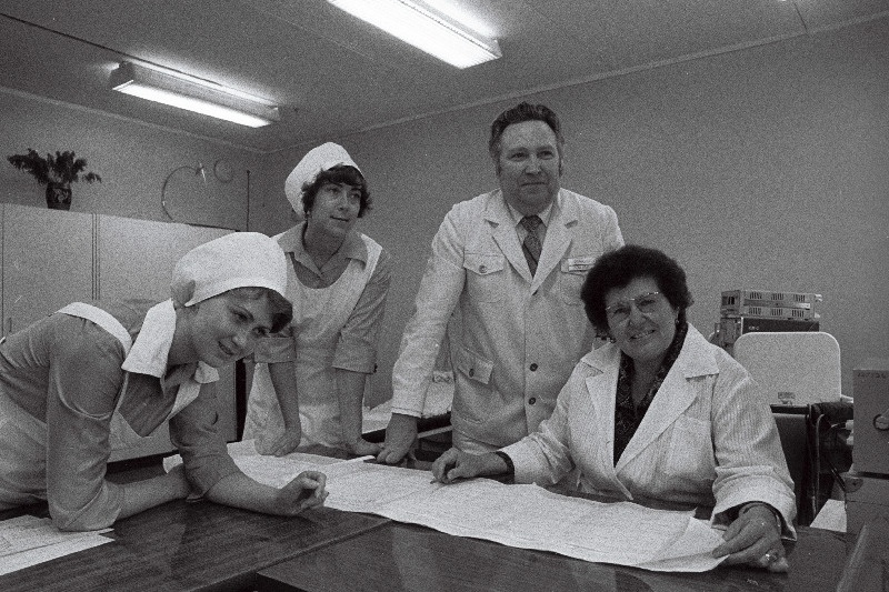 Tallinna Vabariikliku Sadama Haigla funktsionaalse diagnostika kabineti juhataja Raissa Litvinova (paremalt), haigla peaarst Vello Subi ja meditsiiniõed Tatjana Tarnovskaja ning Tatjana Leonova.