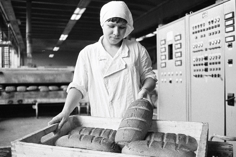 Õisu Toiduainetetööstuse Tehnikumi õpilane Heli Dontsova tootmiskoondises "Leibur" praktikal.