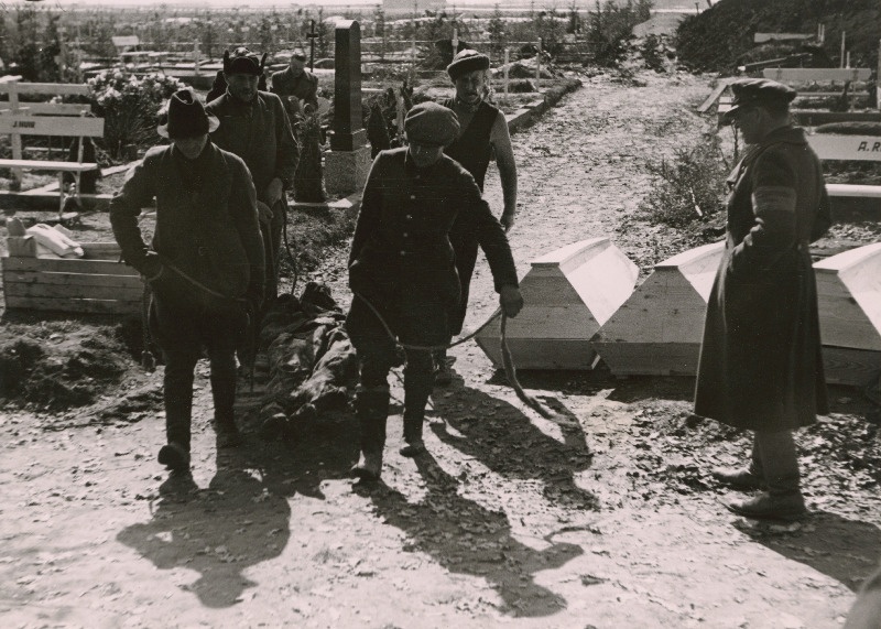 Tartu vanglas 8. juulil 1941.a. venelaste poolt hukatute ümbermatmine Pauluse kalmistule.