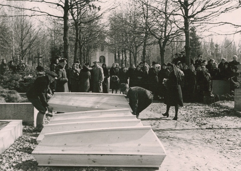 Tartu vanglas 8. juulil 1941.a. venelaste poolt hukatute ümbermatmine Pauluse kalmistule.