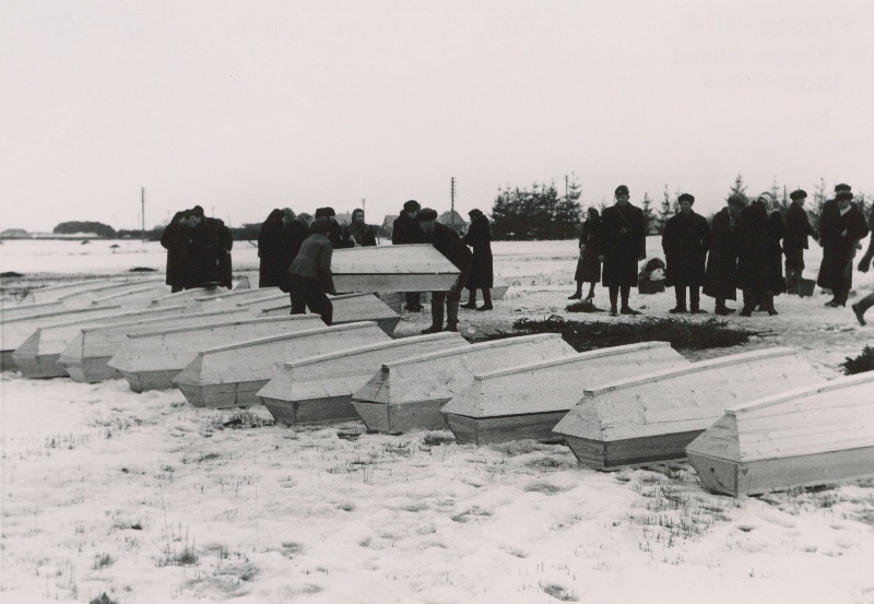 Tartu vanglas 8. juulil 1941.a. venelaste poolt hukatute ümbermatmine Pauluse kalmistule.