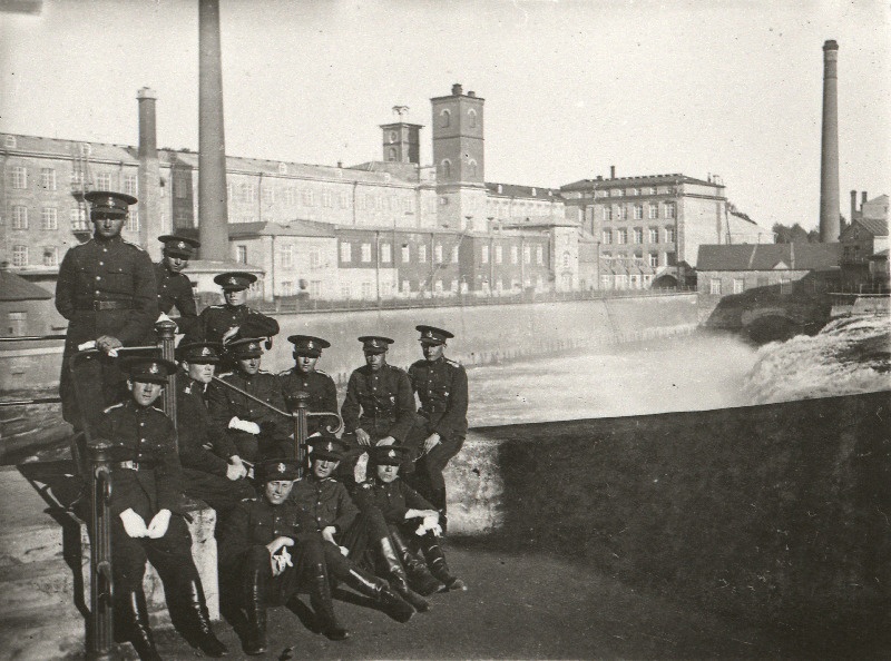 Sõjakooli I aspirantide kompanii aspirandid kose juures, taustal Kreenholmi Manufaktuur.