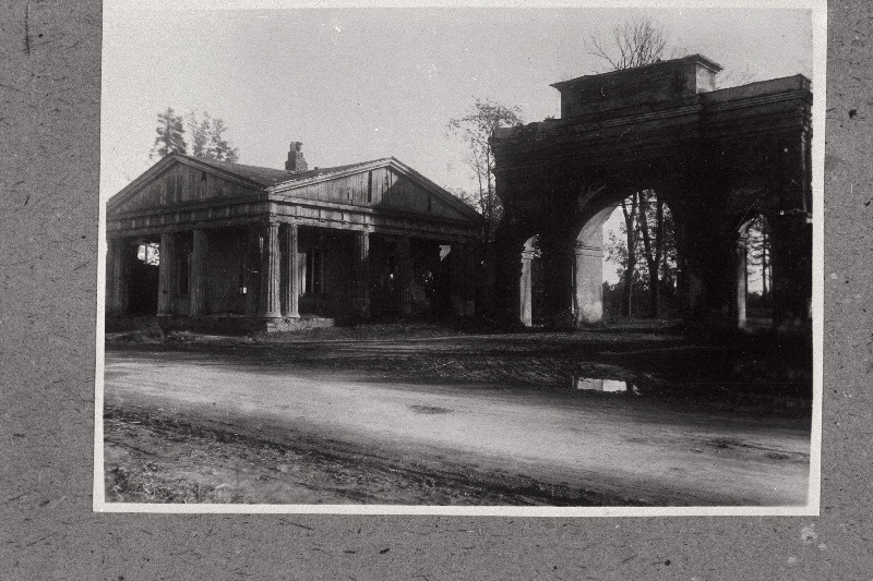 Vaade Raadi mõisa väravale.