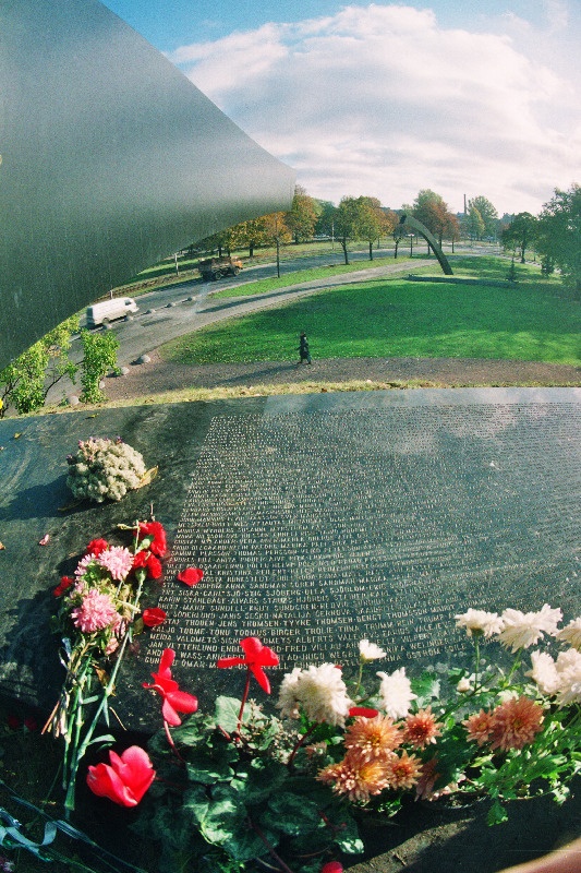 Reisilaev Estonia mälestusele pühendatud monument Katkenud liin.