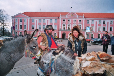 Eesel ja "keskaegsed rändurid" Toompea lossi juures.  similar photo