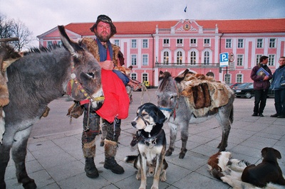 Eeslid, koerad ja " keskaegne rändur" Toompea lossi juures.  similar photo