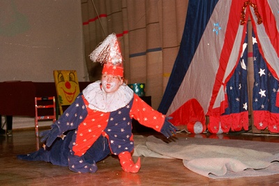 Laste tsirkuseetendus ja ettevalmistused selleks  similar photo