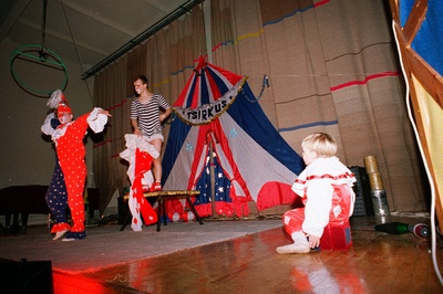 Laste tsirkuseetendus ja ettevalmistused selleks  similar photo