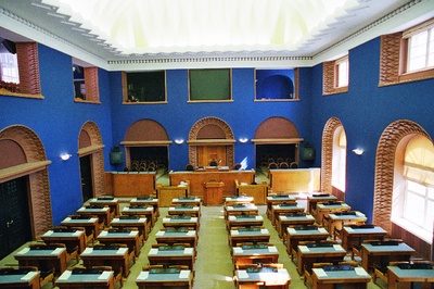 Tühi Riigikogu istungitesaal.  similar photo