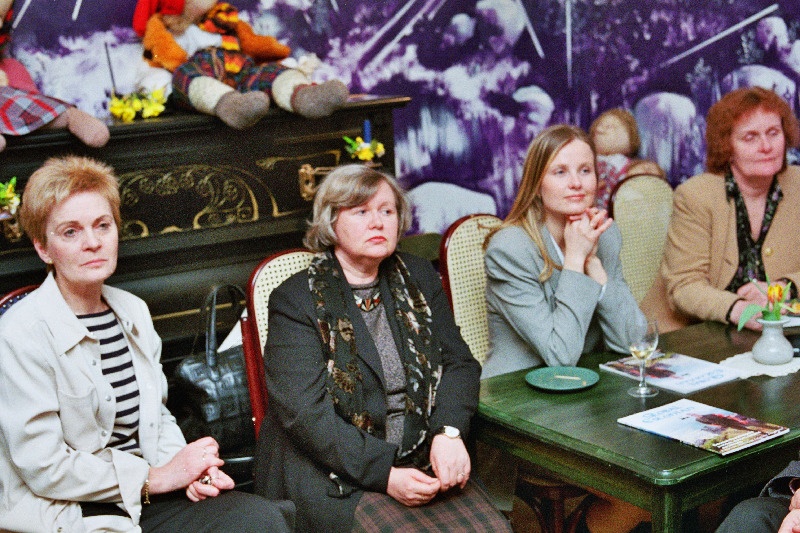 Külastajad restoranis Eesti Maja.