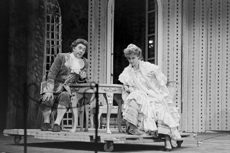 RAT Estonia näitlejad W. A. Mozarti koomilise ooperi Cosi fan tutte proovil.