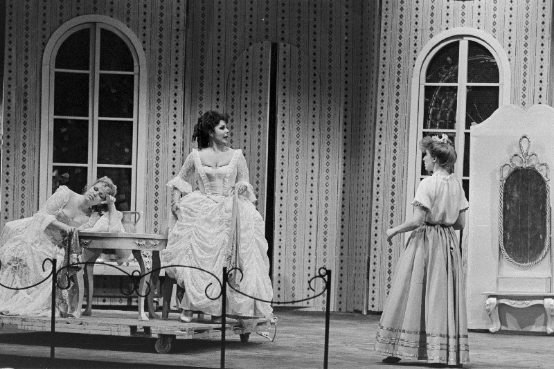 RAT Estonia näitlejad W. A. Mozarti koomilise ooperi Cosi fan tutte proovil.