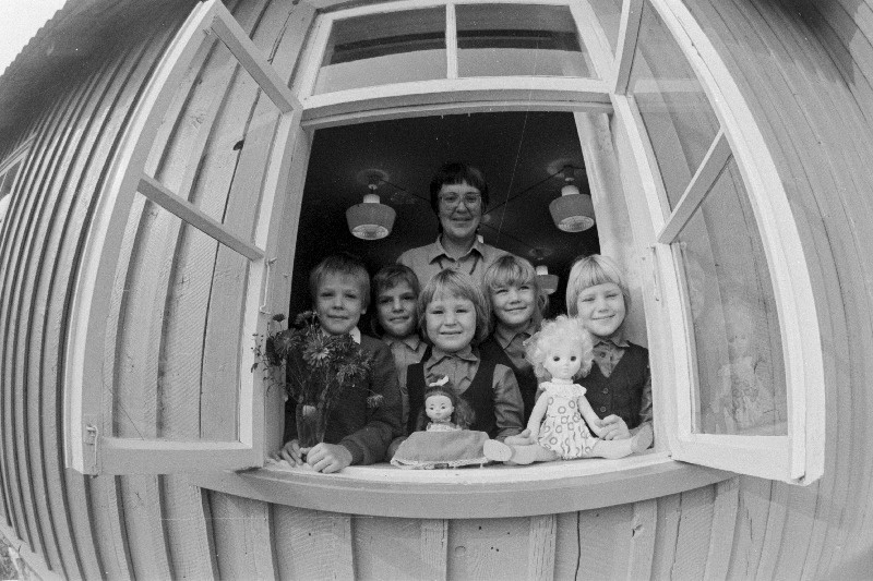 Anseküla Algkooli esimese klassi õpetaja Lydia Kivi õpilastega.