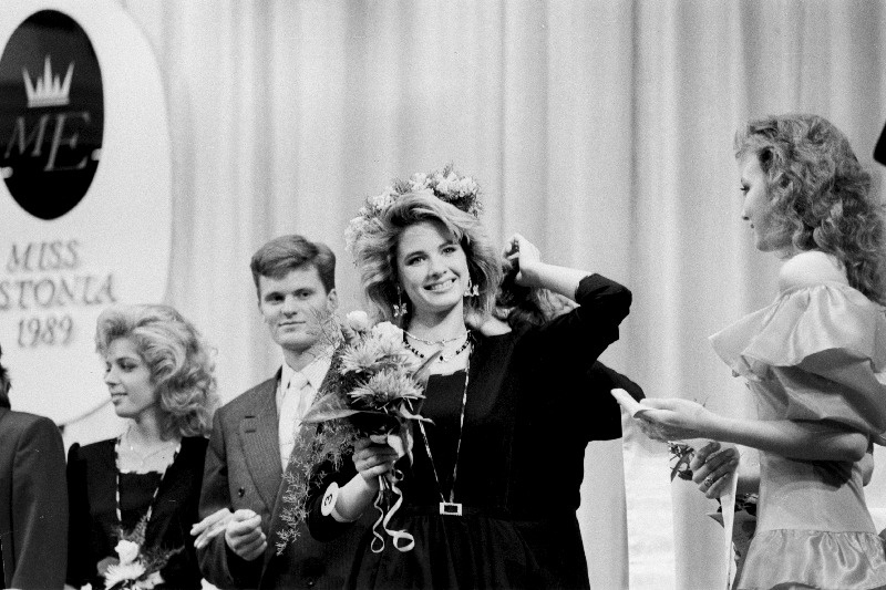 Miss Estonia 1989 valimised Poliitharidusmajas. Esiplaanil Miss Estonia 1989 Cathy Korju.
