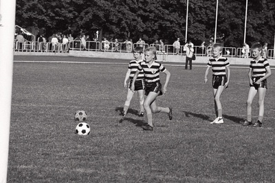 Eesti ja Läti jalgpalli rahvuskoondiste kohtumise vaheajal esinevad noored jalgpallurid.  duplicate photo
