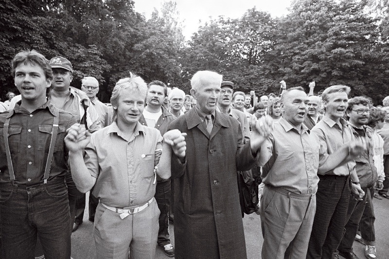 Eesti ja Läti jalgpalli rahvuskoondiste kohtumisest osavõtjad ja pealtvaatajad Kadrioru lossi juures.