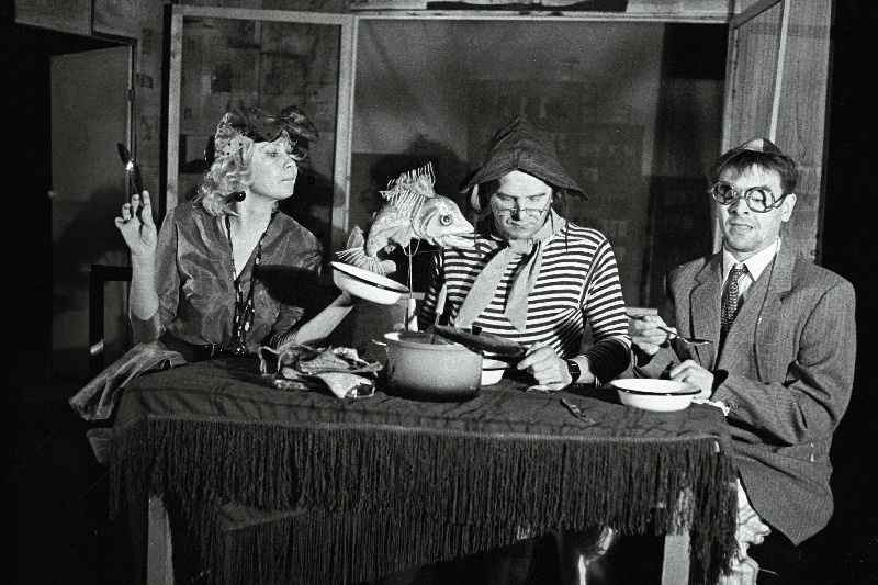 Stseen A. Kivirähki komöödiast Vanamehed seitsmendalt Nukuteatris. Paremalt: Kalju - Mart Kampus, Nikolaus - Hendrik Toompere ja Luule - Anu Presjärv.