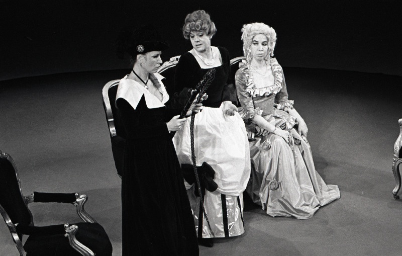 Stseen Y. Mishima näidendist Proua de Sade Eesti Draamateatris. Osades (vasakult): Maria Klenskaja, Mari Lill ja Anne Paluver.