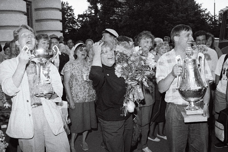Hollandi linnas Arnheimis rahvusvahelisel koorifestivalil üldvõitjaks tunnistatud segakoor Noorus ja dirigent Ene Üleoja (keskel) võidetud auhindadega.