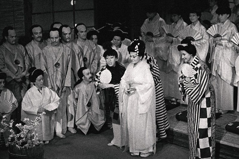 Stseen G. Puccini ooperist Madame Butterfly Estonia teatris. Nimiosas külalissolist Soomest Anitta Ranta.